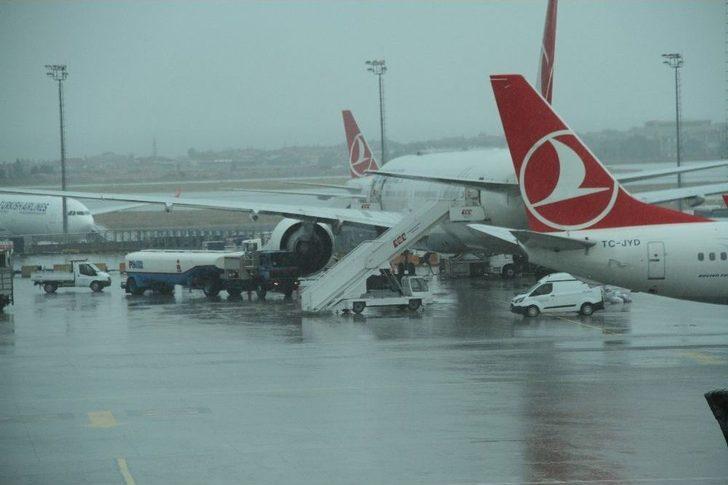 Atatürk Havalimanı’nda Uçuşlara Şiddetli Yağış Engeli G5
