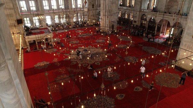 (özel) Fatih Camii Tarihi Halılarına Kavuştu