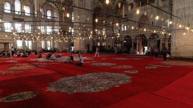 (özel) Fatih Camii Tarihi Halılarına Kavuştu