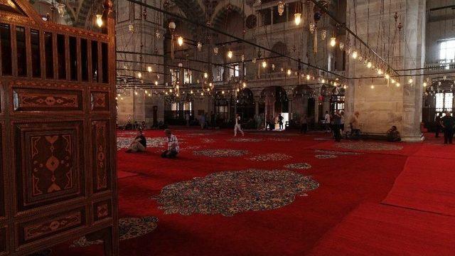 (özel) Fatih Camii Tarihi Halılarına Kavuştu