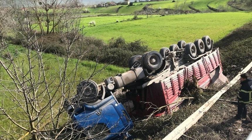 Yoldan &Ccedil;ıkan Tır Tarlaya Devrildi: 1 Yaralı