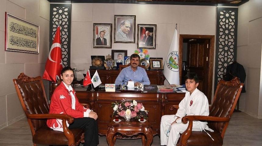 Başkan Asya, Milli Sporcuyu &Ouml;d&uuml;llendirdi