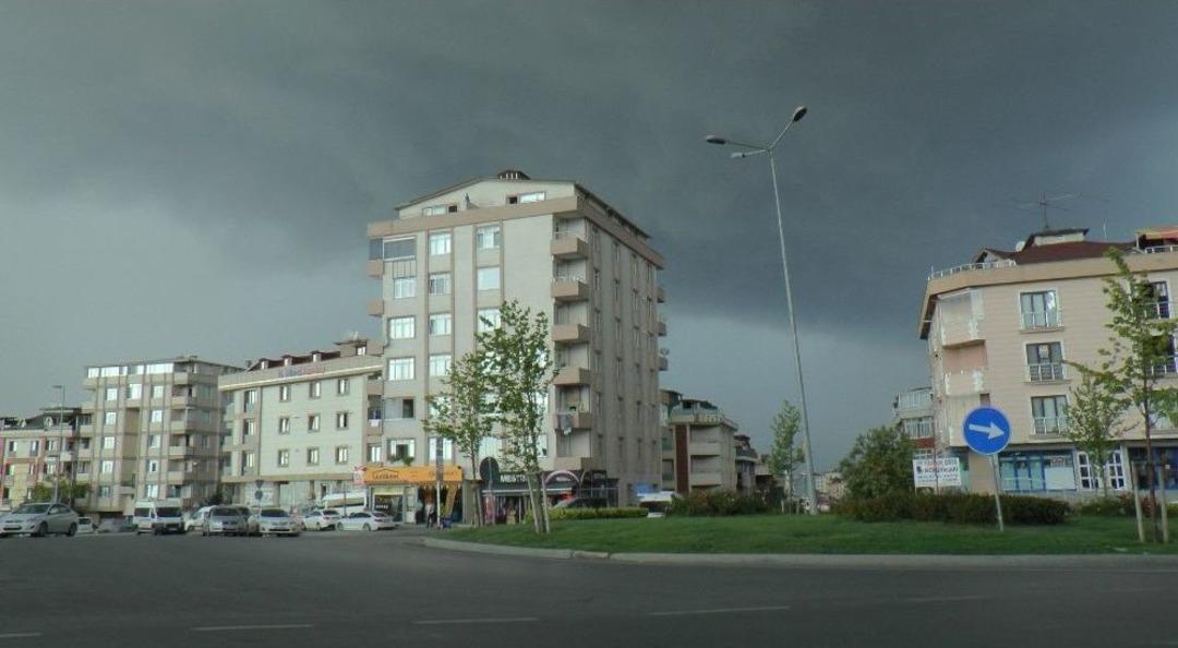 Sancaktepe&rsquo;de Toprak Kayması Yaşanan Binanın Sakinleri Geceyi Otelde Ge&ccedil;irdi