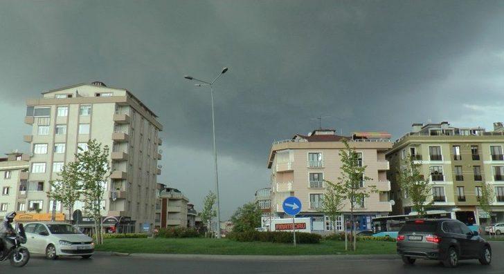 Sancaktepe’de Toprak Kayması Yaşanan Binanın Sakinleri Geceyi Otelde Geçirdi G1