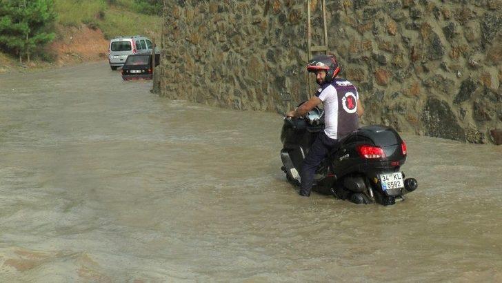 Sancaktepe’de Toprak Kayması Yaşanan Binanın Sakinleri Geceyi Otelde Geçirdi G2