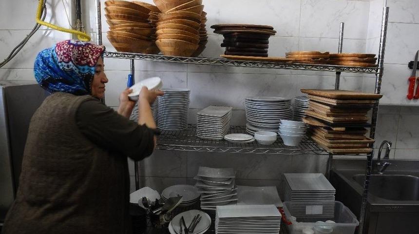 500 Milyon Liralık Vurgunla Ka&ccedil;an &Ccedil;iftlik Bank Milyarderi Bulaşık&ccedil;ı &Ccedil;ıktı