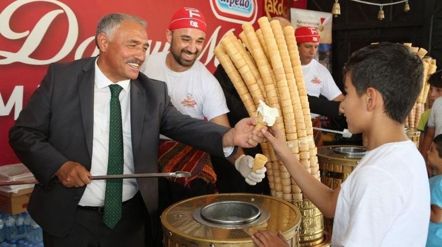 Niğde Belediyesinden Vatandaşa Dondurma İkramı
