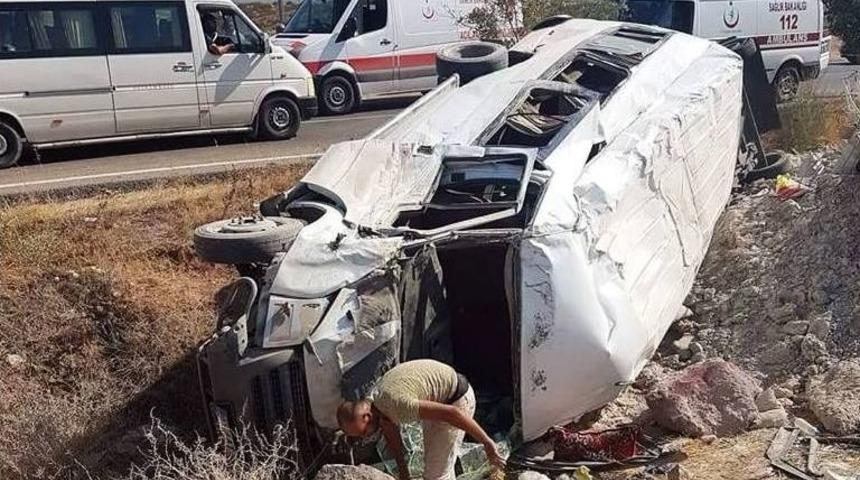 Şanlıurfa&rsquo;da Minib&uuml;s Devrildi: 8 Yaralı