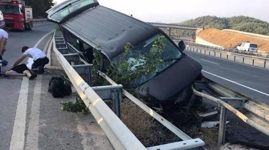 Panelvan Ara&ccedil; Bariyerlere &Ccedil;arptı: 5 Yaralı