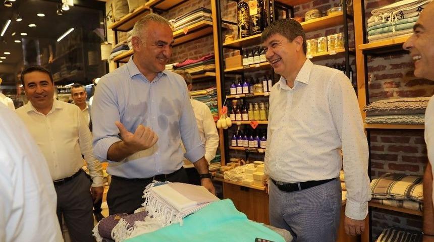 Bakan Ersoy "siftah Yapalım" Deyip Turizm Esnafından Havlu Ve Ke&ccedil;i S&uuml;t&uuml;nden Yapılmış Sabun Aldı.