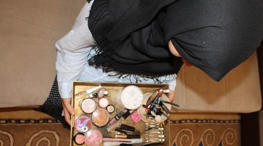 M&uuml;lteci Kadınlar Kaderleriyle Kuaf&ouml;rl&uuml;k Yaparak M&uuml;cadele Ediyor