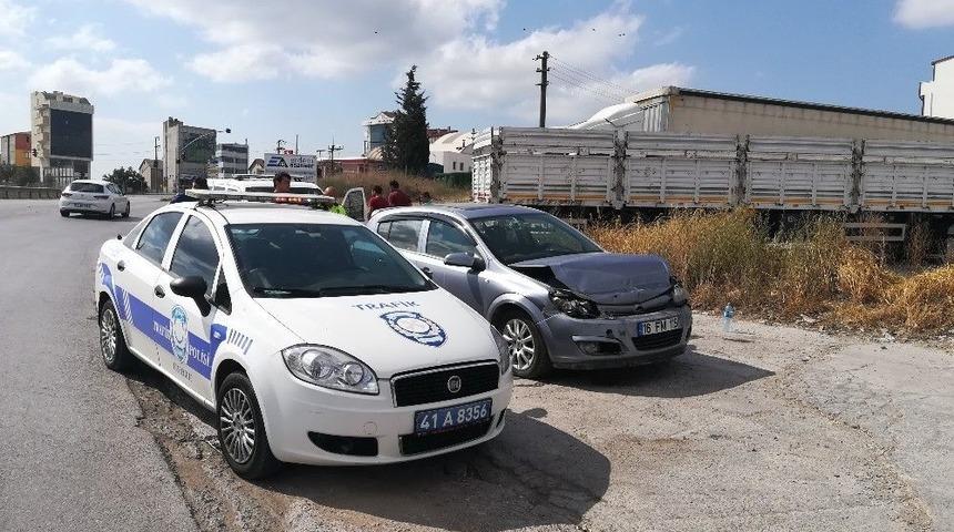 Kontrolden &Ccedil;ıkan Otomobil Demir Bariyerlere &Ccedil;arptı: 2 Yaralı