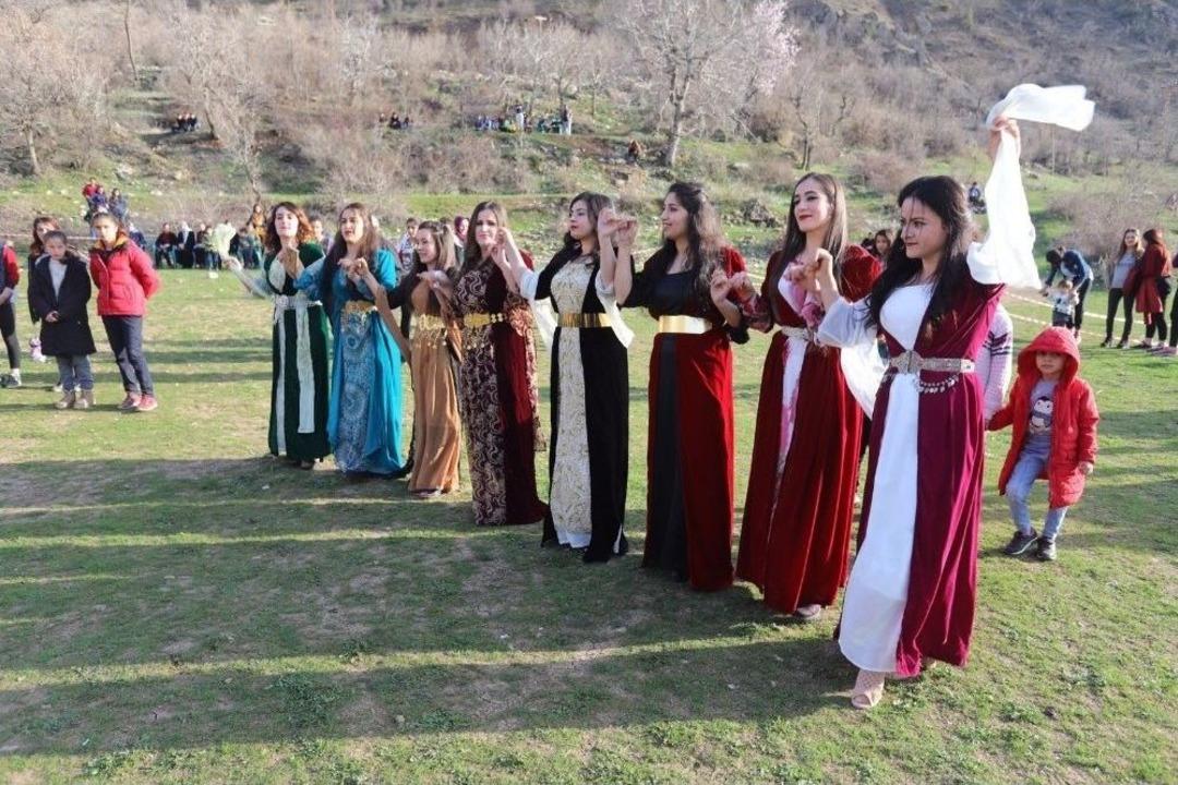 &Ccedil;ukurca&rsquo;da Polis-halk Kol Kola Halay &Ccedil;ekti