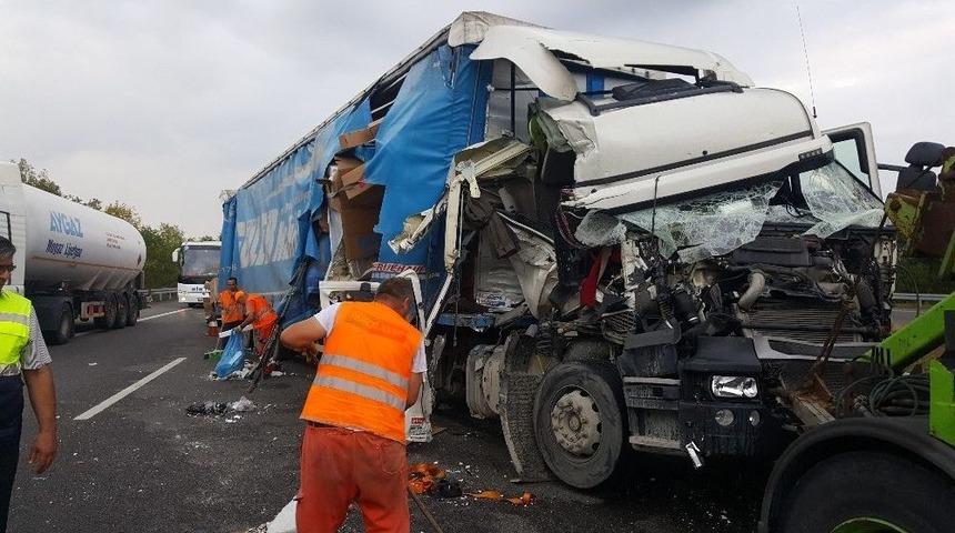 Tem&rsquo;de 2 Tır &Ccedil;arpıştı, Kilometrelerce Kuyruk Oluştu