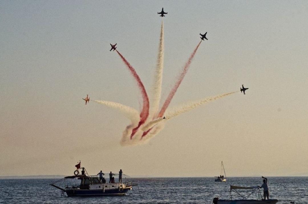 T&uuml;rk Yıldızları&rsquo;ndan Nefes Kesen G&ouml;steri