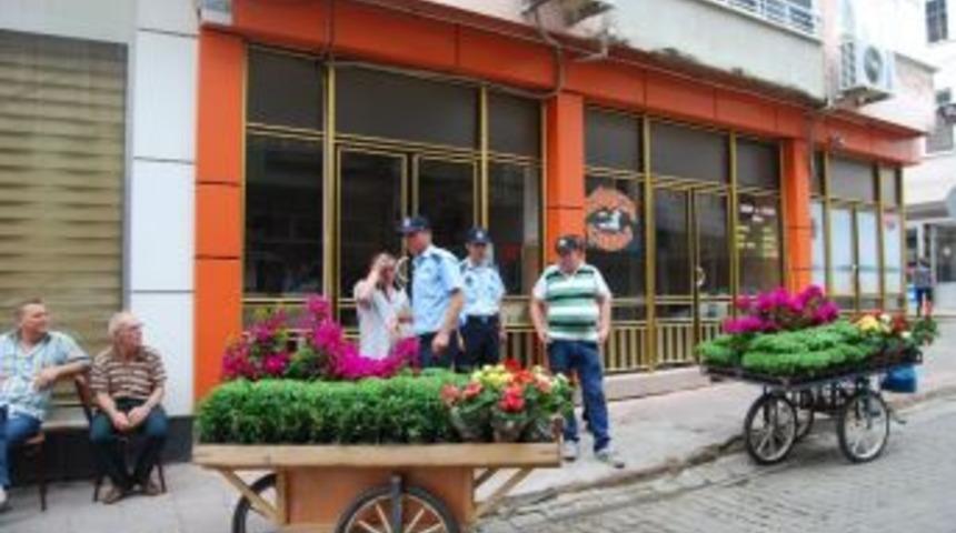 Seyyar &Ccedil;i&ccedil;ek Satıcılarına Zabıta Engeli