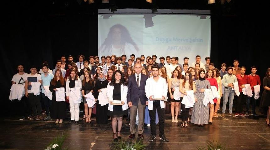 Alk&uuml;&rsquo;l&uuml; İlk Tıbbiyeliler &Ouml;nl&uuml;klerini Giydi