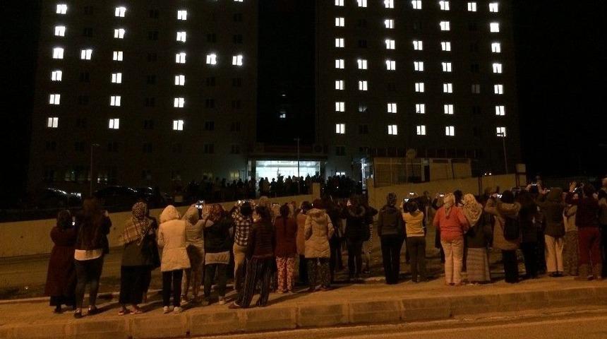 Yurt Binalarına Işıklarla "afrin" Yazdılar