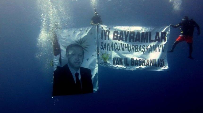 Cumhurbaşkanı Erdoğan’ın Bayramını Denizin Altında Kutladılar