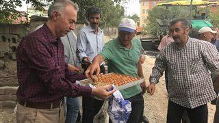 Başkan Öztürk’ten Asfalt Ekiplerine Tatlı