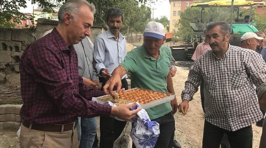 Başkan Öztürk’ten Asfalt Ekiplerine Tatlı