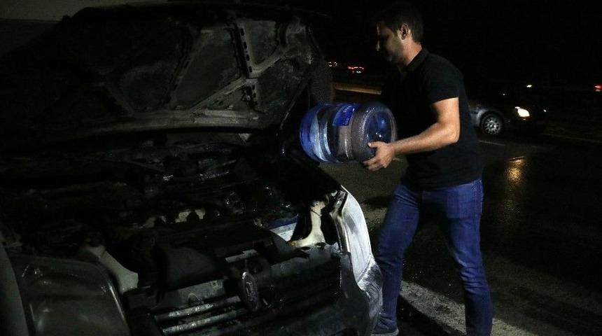 Yanan Aracı Damacana Su İle S&ouml;nd&uuml;rd&uuml;ler