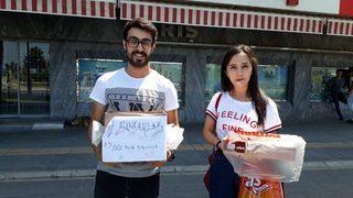 İzmir’de Bir Grup Öğrenci Şeker Ve Kolonya Dağıtarak Vatandaşlarla Bayramlaştı