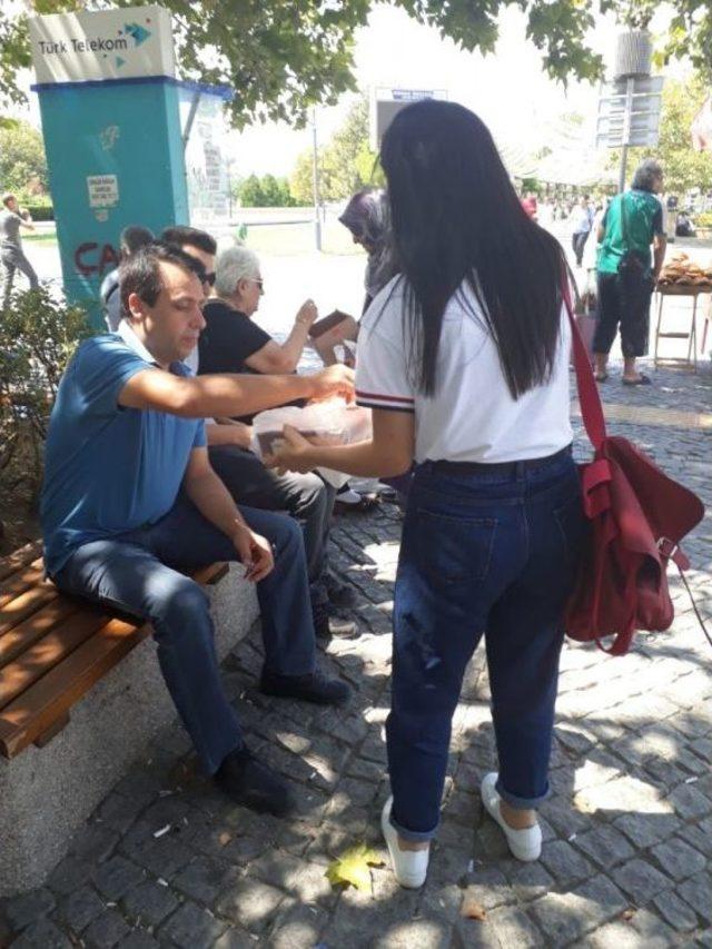 İzmir’de Bir Grup Öğrenci Şeker Ve Kolonya Dağıtarak Vatandaşlarla Bayramlaştı