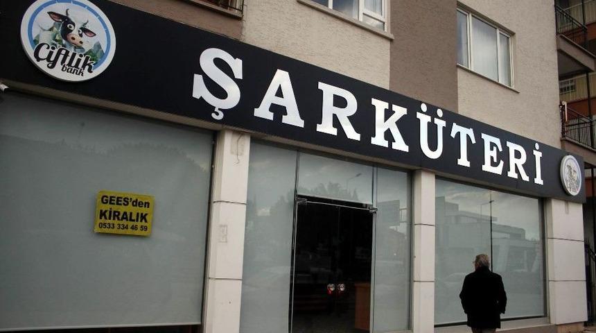 Antalya&rsquo;da &Ccedil;iftlik Bank Şark&uuml;teri Kepenk Kapattı