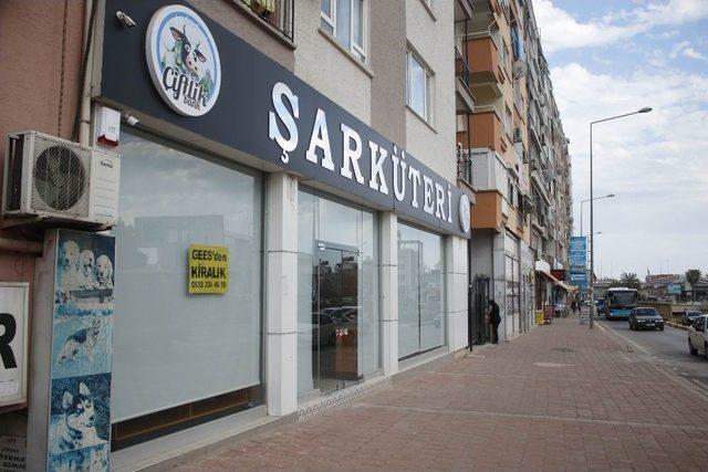 Antalya’da Çiftlik Bank Şarküteri Kepenk Kapattı