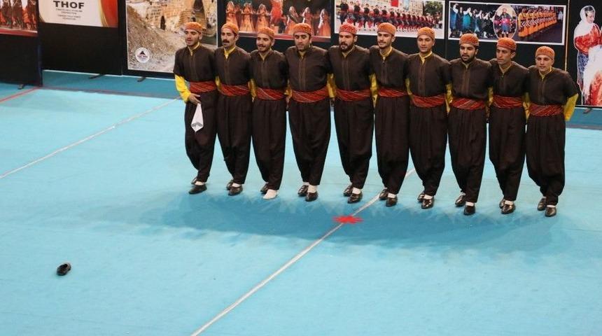 Ayakkabısı &Ccedil;ıkan Folklorcu Oyunu Bırakmadı