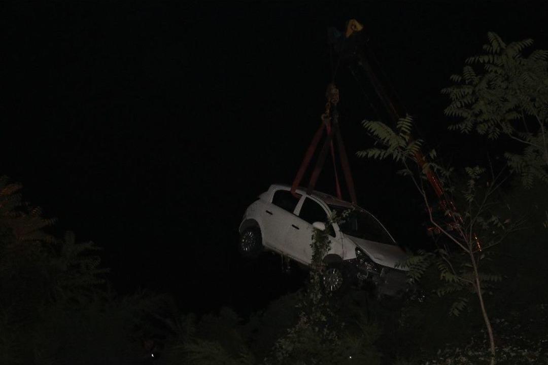 Kağıthane&rsquo;de Otomobil İstinat Duvarında Asılı Kaldı