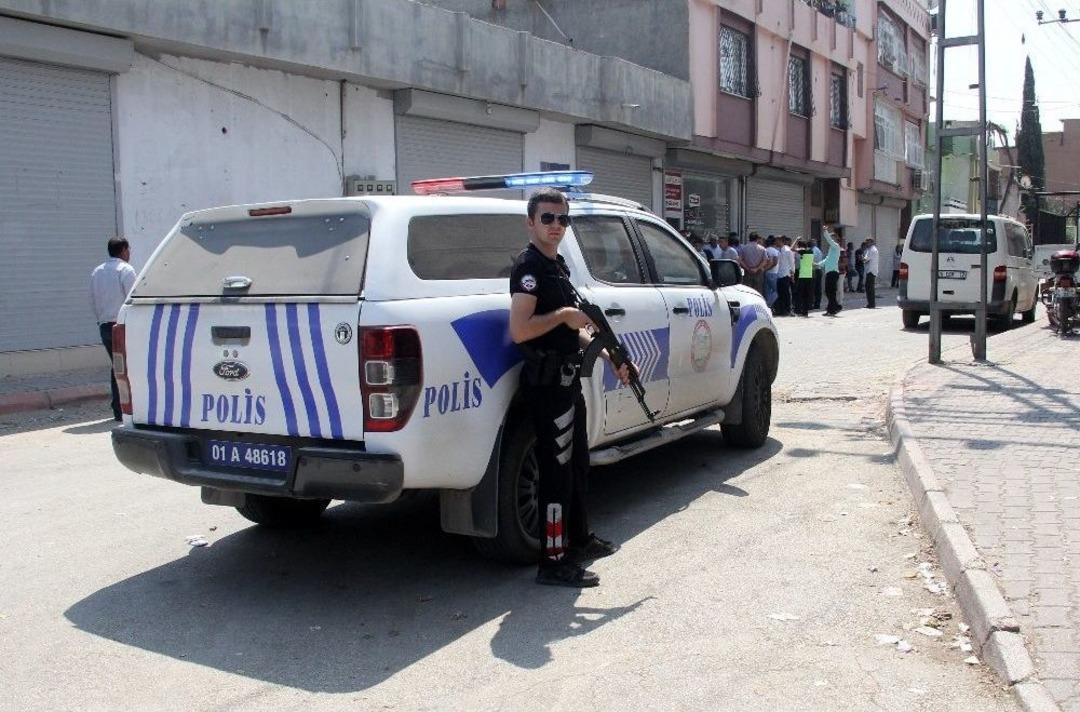 Adana&rsquo;da Sokak Ortasında &Ccedil;atışma: 1&rsquo;i &Ccedil;ocuk 3 Yaralı