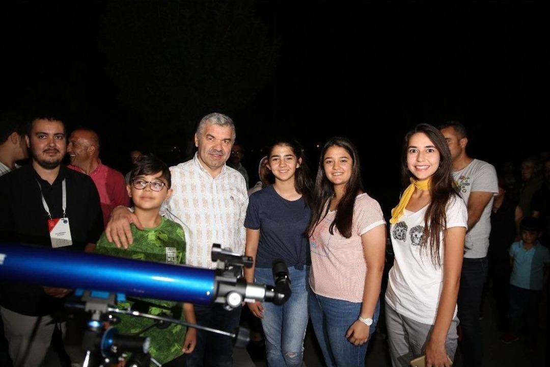 Başkan &Ccedil;elik, Vatandaşlarla Birlikte Kanlı Ay Tutulmasını İzledi