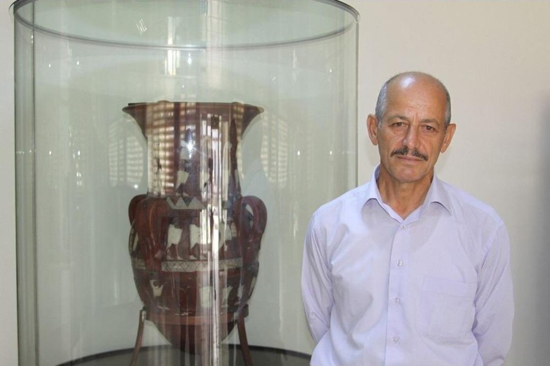 D&uuml;nyada D&uuml;z Y&uuml;zey &Uuml;zerine Kabartma Tekniğiyle Yapılmış İlk Eser: "inandık Vazosu"