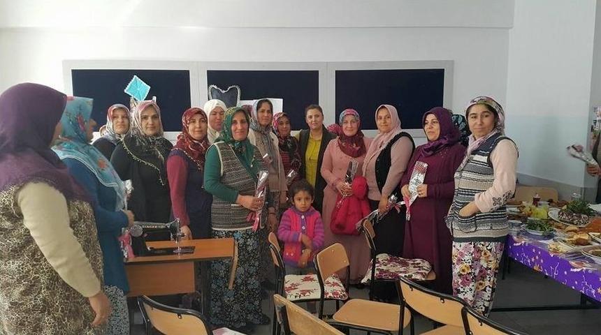 &Ouml;zlem Yıldırır, Kursiyerlere Karanfil Hediye Etti