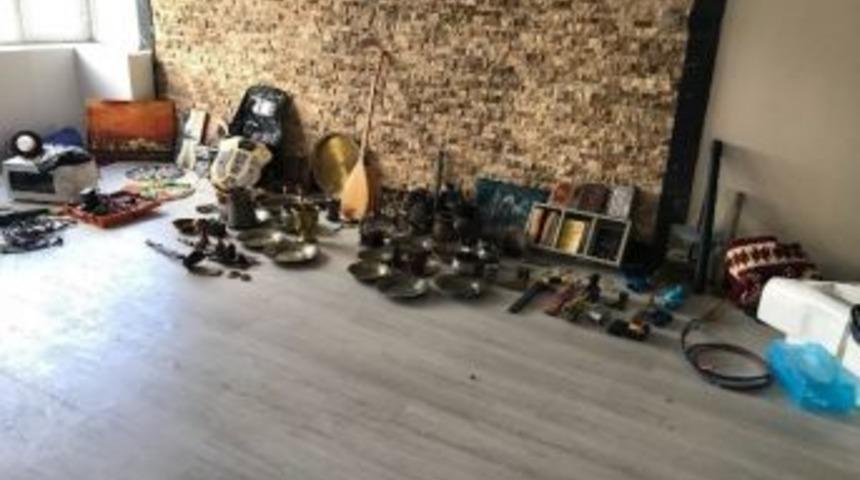 &Ccedil;aldıkları Antikalarla Kaldıkları Evde Yakalandılar