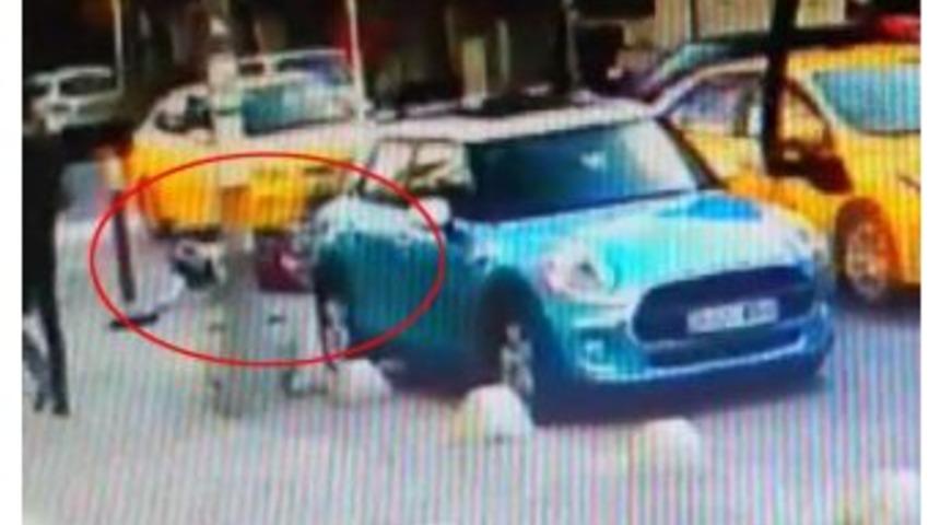Taksici Motosikletliye &Ccedil;arpıp Ka&ccedil;tı