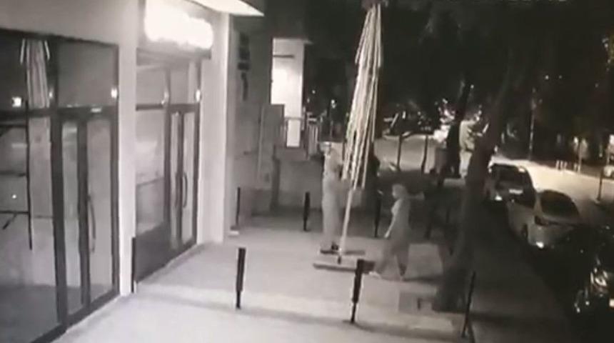 (özel) İstanbul’da Dev Şemsiyeyi Halterci Gibi Kaldırıp Çalan Kadın Hırsızlar Kamerada