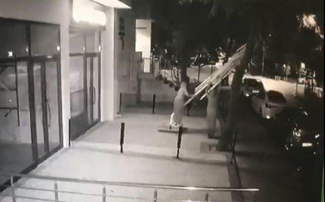(özel) İstanbul’da Dev Şemsiyeyi Halterci Gibi Kaldırıp Çalan Kadın Hırsızlar Kamerada
