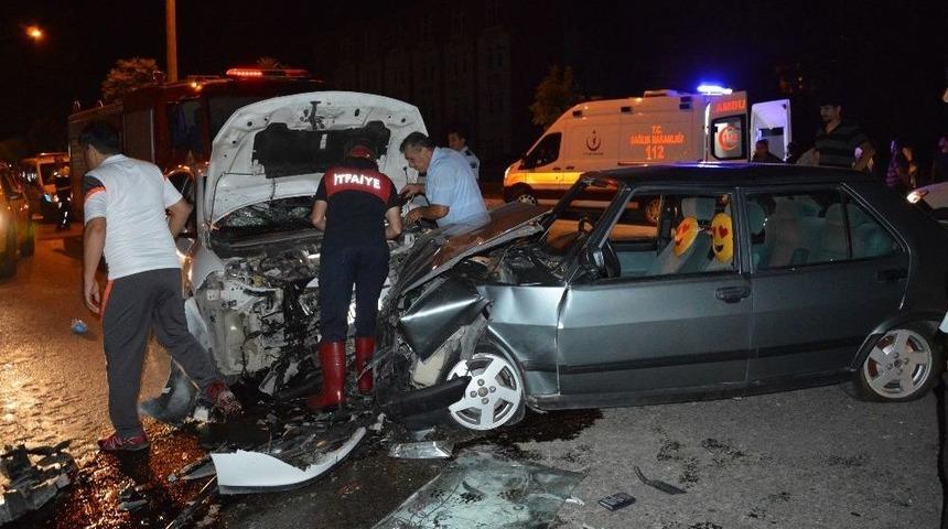 Tokat&rsquo;ta İki Otomobil &Ccedil;arpıştı: 5 Yaralı