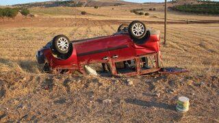 Araç Tarlaya Uçup Ters Döndü: 3 Yaralı