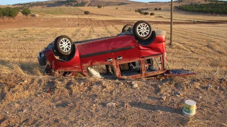 Araç Tarlaya Uçup Ters Döndü: 3 Yaralı