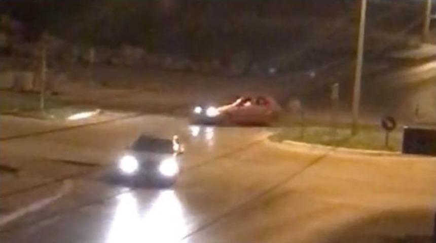 Gece Yarısı Drift Yapan S&uuml;r&uuml;c&uuml;ler Mahalleliyi Bıktırdı