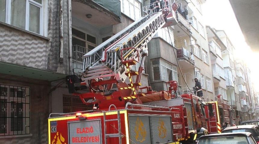 Elazığ&rsquo;da Teras Katında Yangın