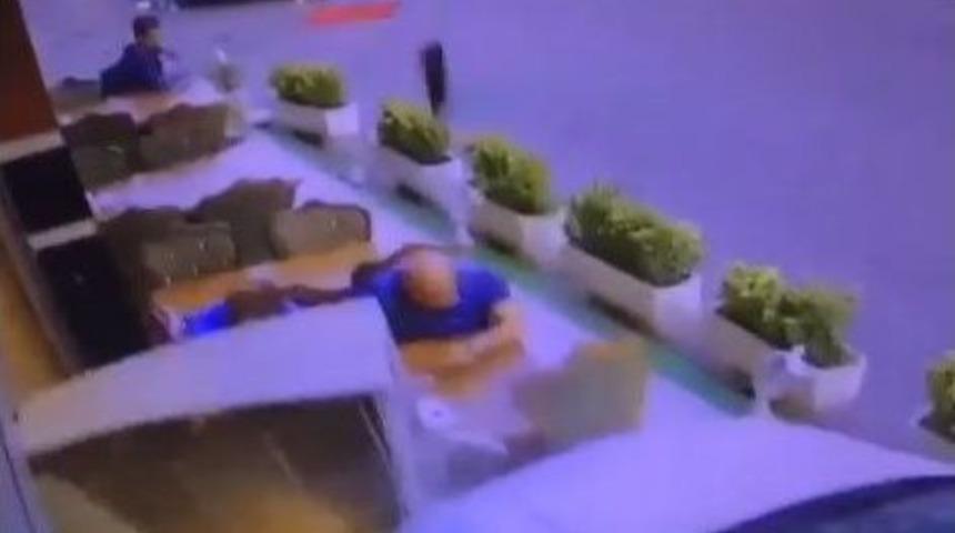 Otomobil Restorana Daldı, &Uuml;&ccedil; Kişi &Ouml;l&uuml;mden B&ouml;yle Kıl Payı Kurtuldu