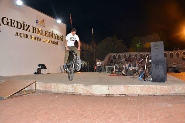 Gediz Tarhana Festivalinde Bisiklet Show Ve Halk Konseri