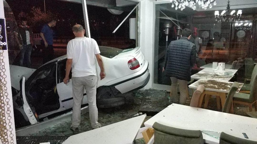 Samsun&rsquo;da Yoldan &Ccedil;ıkan Otomobil Lokantaya Girdi: 2 Yaralı