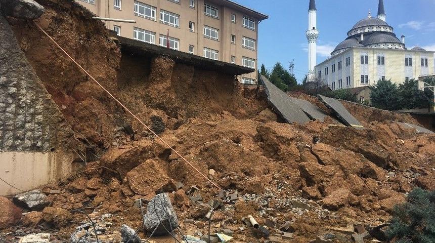 İstanbul&rsquo;da Yoğun Yağış Nedeniyle Okulun Duvarı &Ccedil;&ouml;kt&uuml;