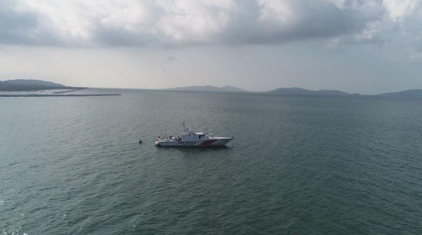 Bostancı&rsquo;da Denize D&uuml;şen Helikopterin Enkaz Arama &Ccedil;alışmaları,havadan G&ouml;r&uuml;nt&uuml;lendi